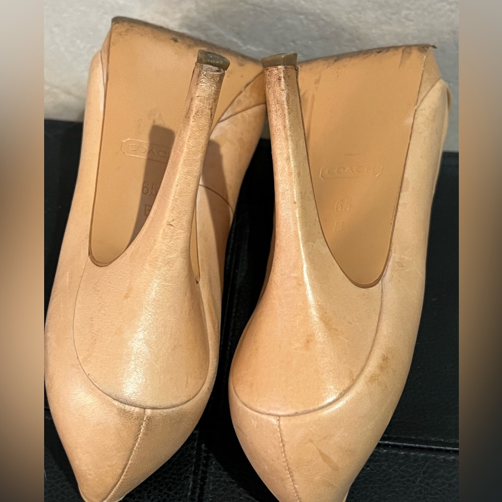 Ladies leather Coach 4 inch beige peep toe pumps w gold logo buckle - Picture 10 of 12
